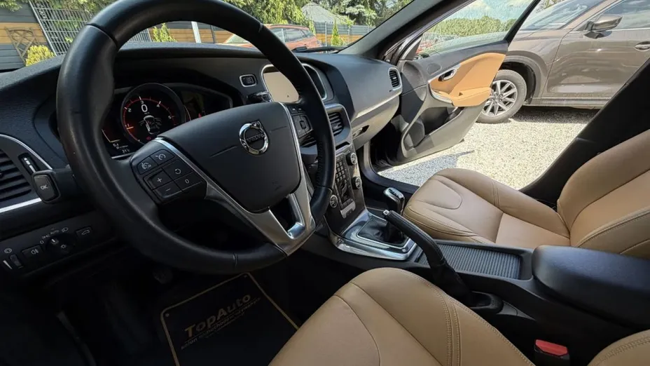 VOLVO V40 Cross Country -