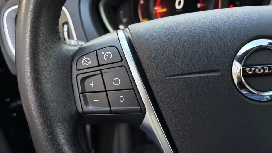 VOLVO V40 Cross Country -