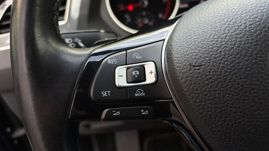 VOLKSWAGEN Tiguan -