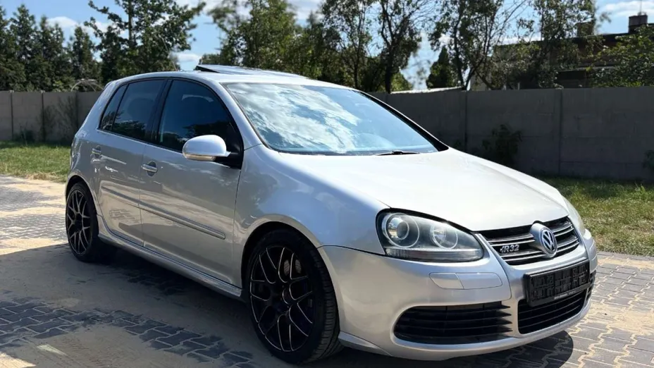 VOLKSWAGEN Golf -