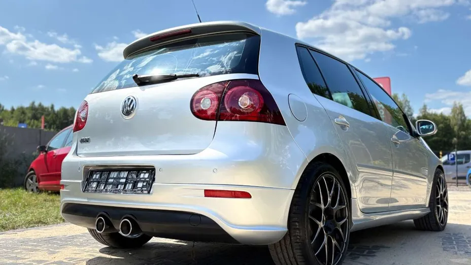 VOLKSWAGEN Golf -