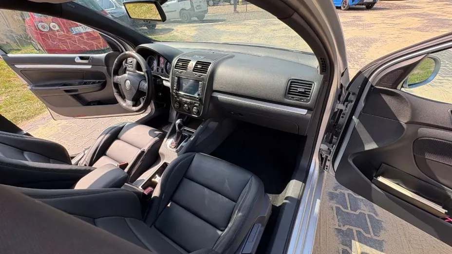 VOLKSWAGEN Golf -
