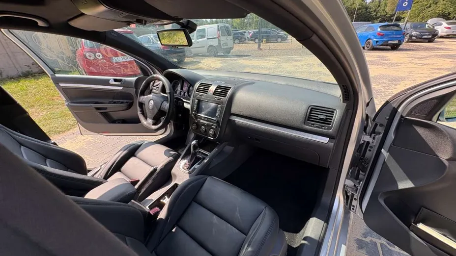 VOLKSWAGEN Golf -