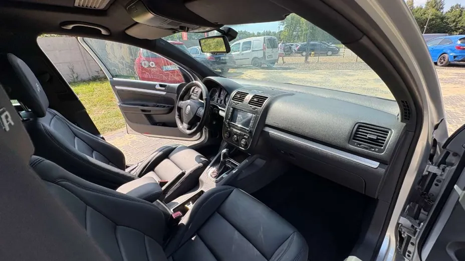VOLKSWAGEN Golf -