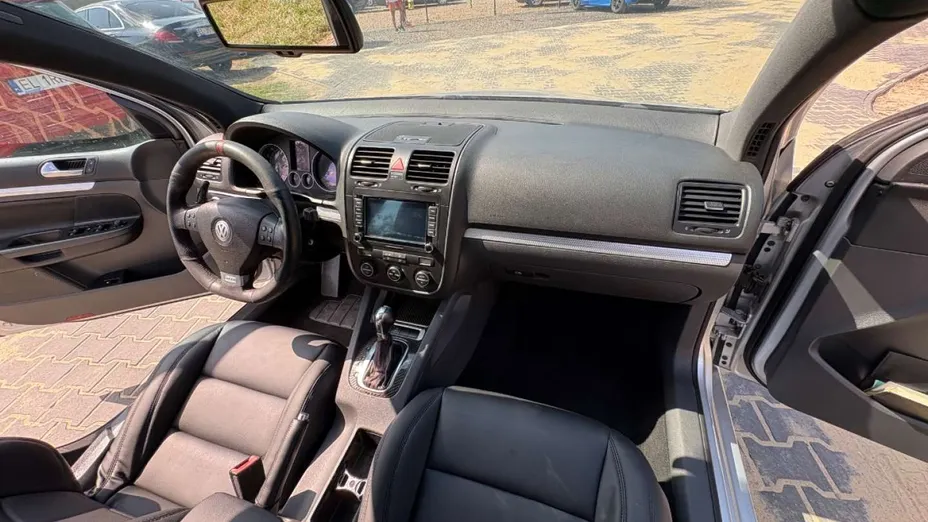 VOLKSWAGEN Golf -