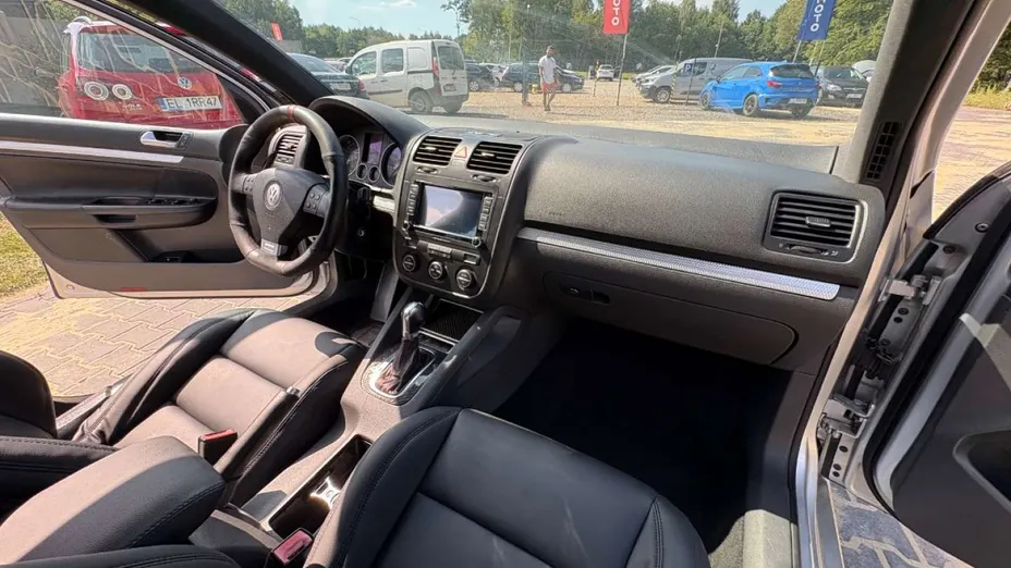VOLKSWAGEN Golf -