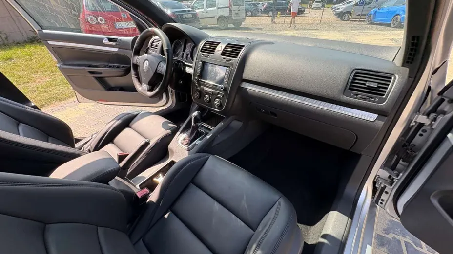 VOLKSWAGEN Golf -