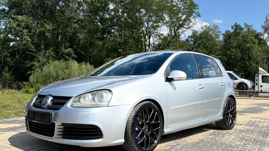 VOLKSWAGEN Golf -