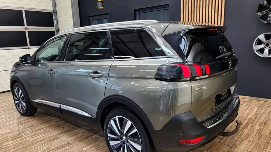 PEUGEOT 5008 -