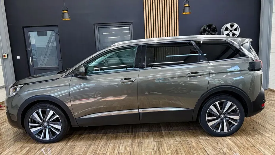 PEUGEOT 5008 -
