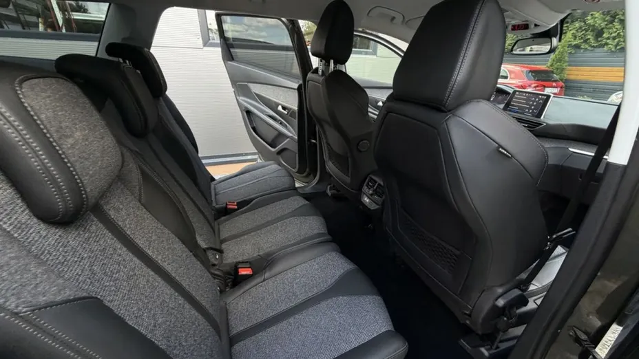PEUGEOT 5008 -
