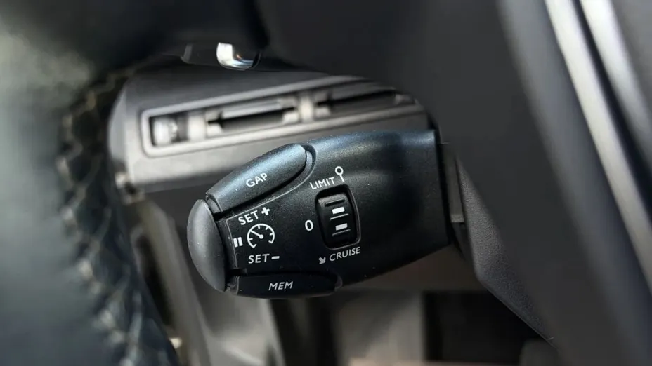 PEUGEOT 5008 -