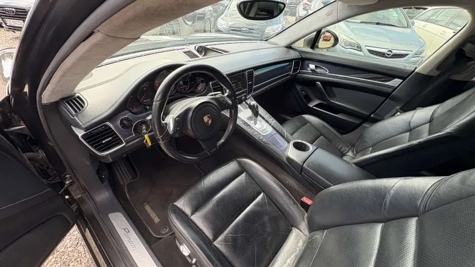 PORSCHE Panamera -