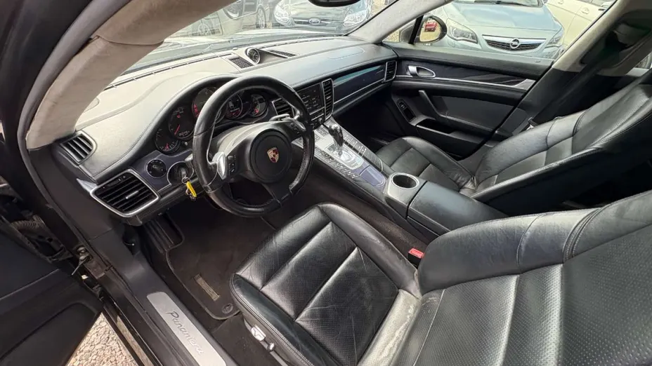 PORSCHE Panamera -