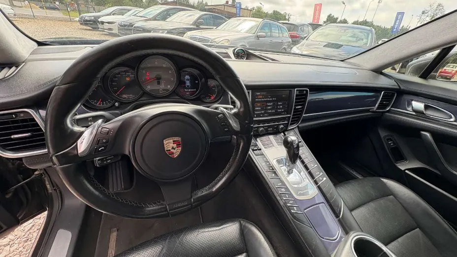 PORSCHE Panamera -