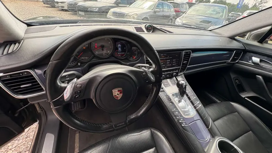 PORSCHE Panamera -