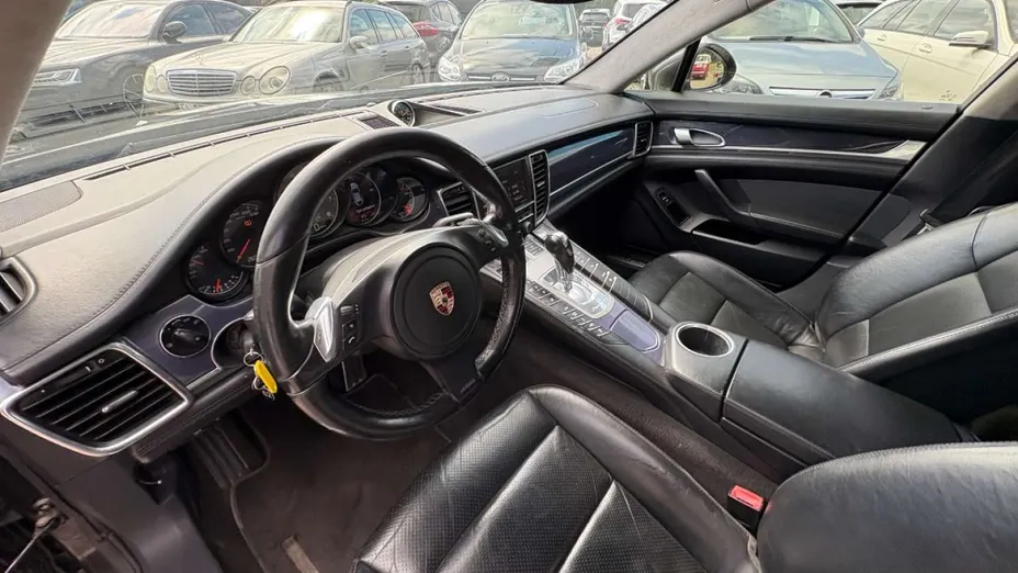 PORSCHE Panamera -