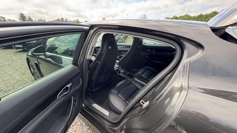 PORSCHE Panamera -