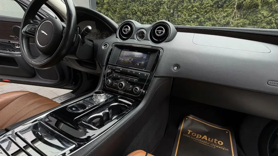 JAGUAR XJ -