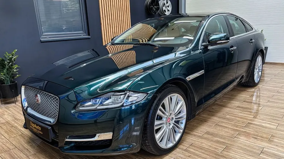 JAGUAR XJ -