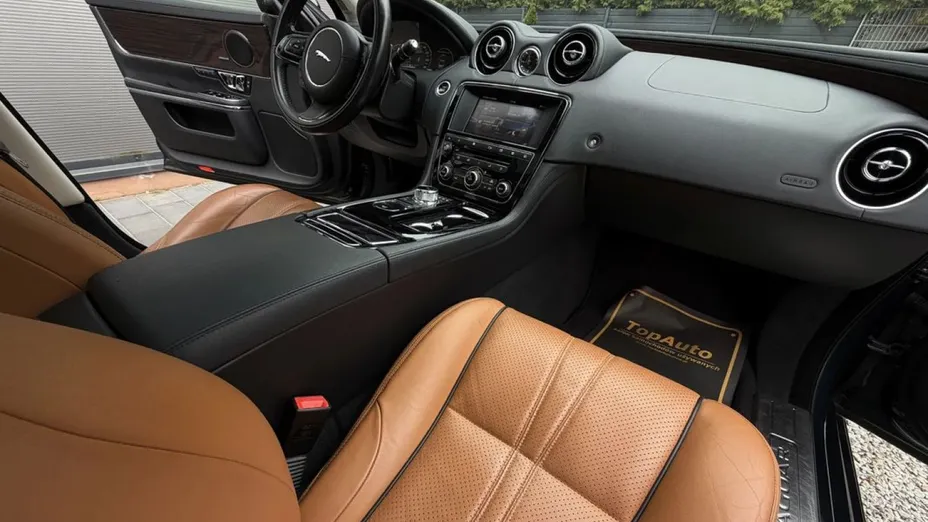 JAGUAR XJ -