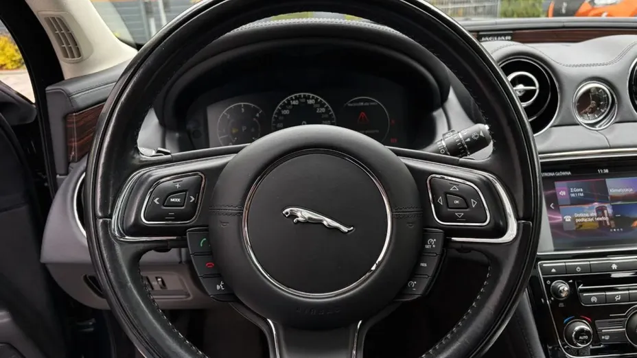 JAGUAR XJ -