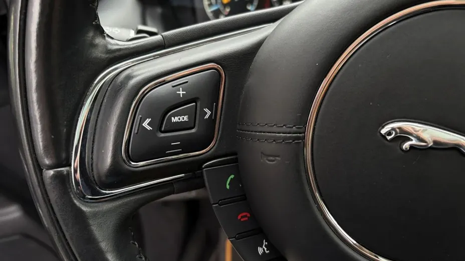 JAGUAR XJ -