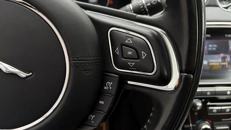 JAGUAR XJ -