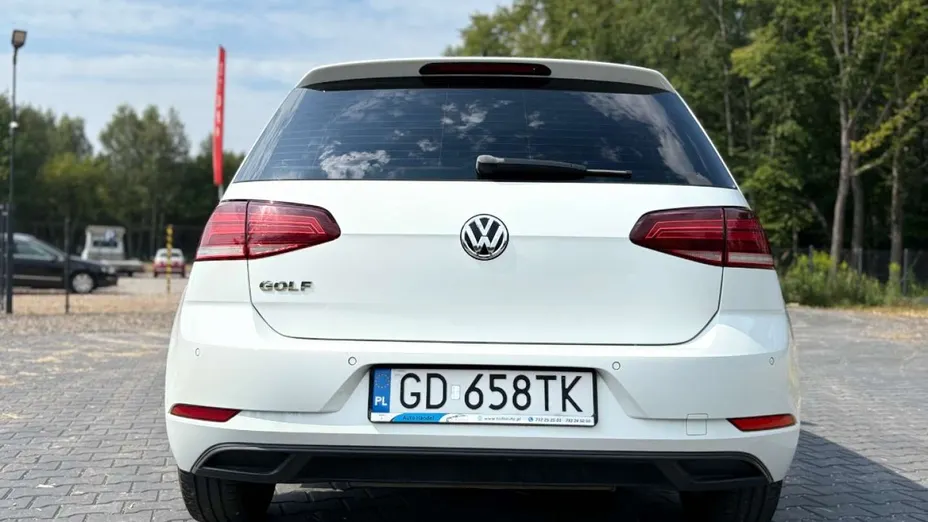 VOLKSWAGEN Golf -