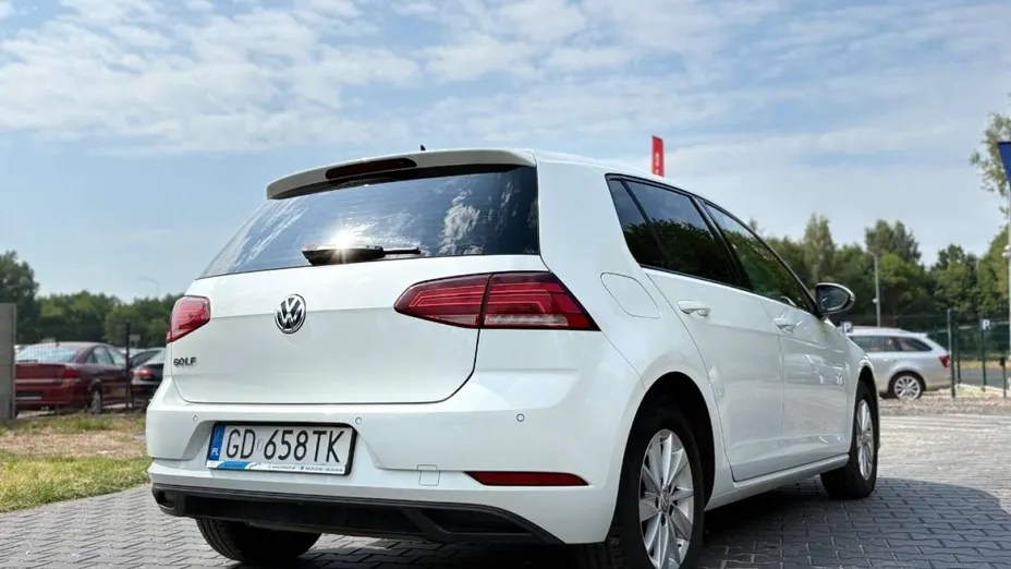VOLKSWAGEN Golf -