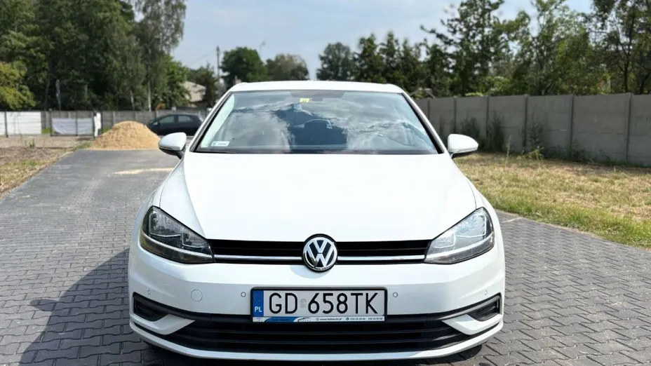 VOLKSWAGEN Golf -