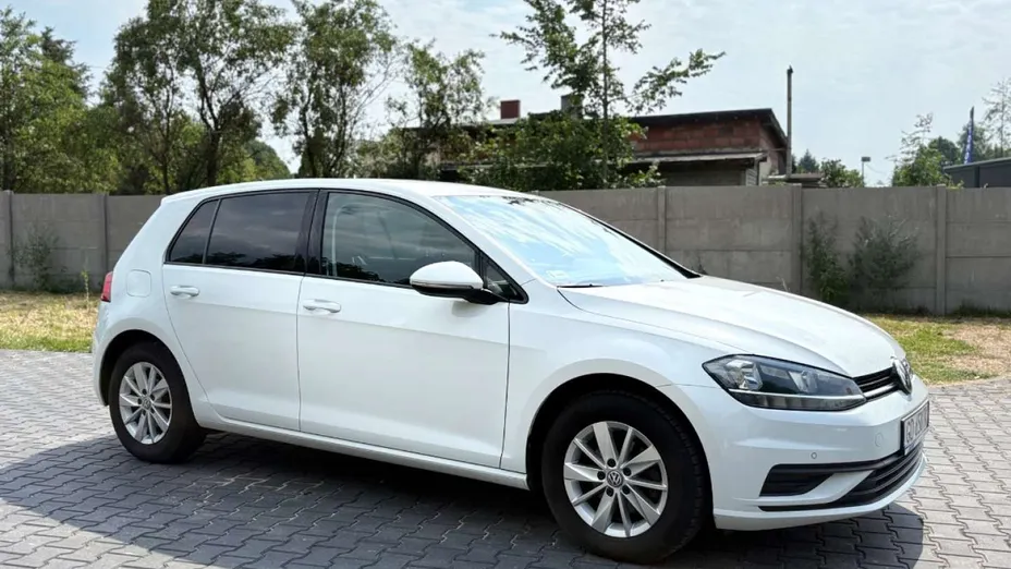 VOLKSWAGEN Golf -