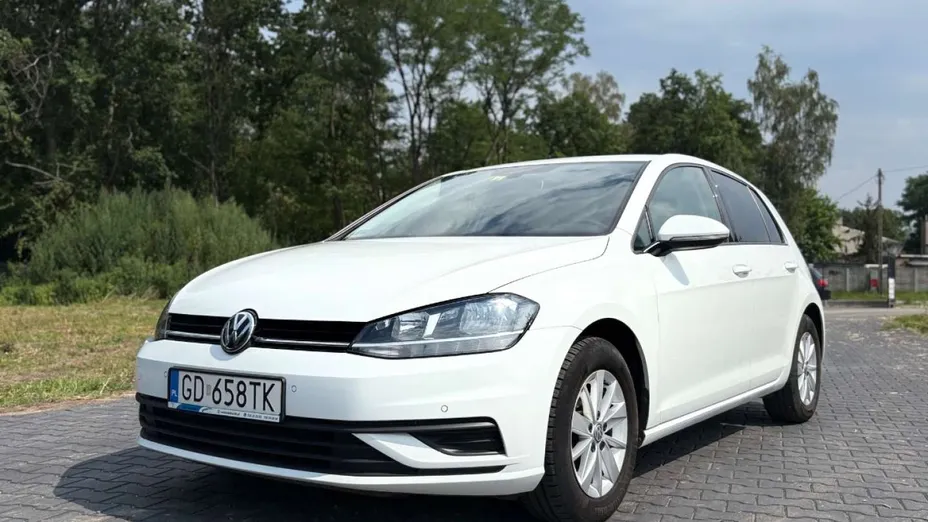 VOLKSWAGEN Golf -
