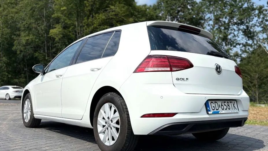 VOLKSWAGEN Golf -