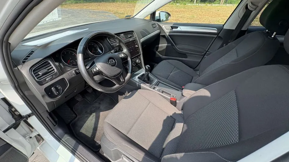 VOLKSWAGEN Golf -