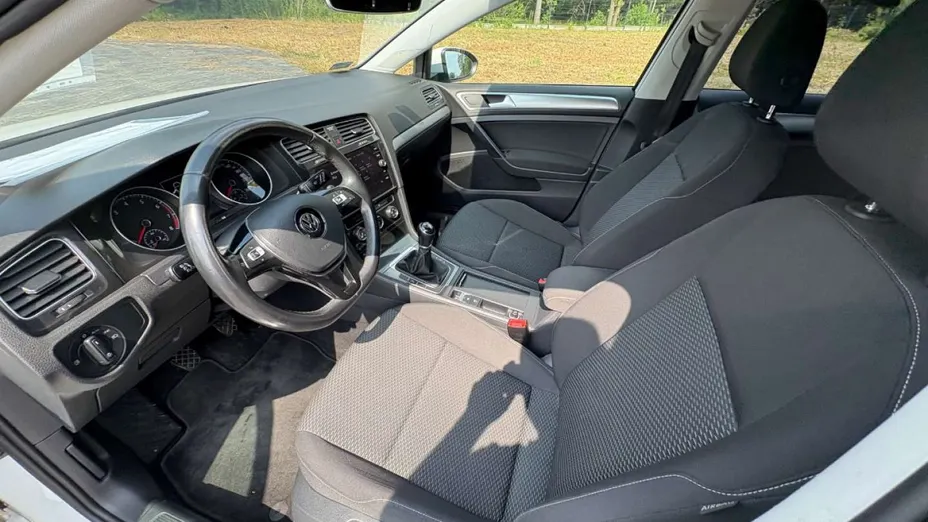 VOLKSWAGEN Golf -