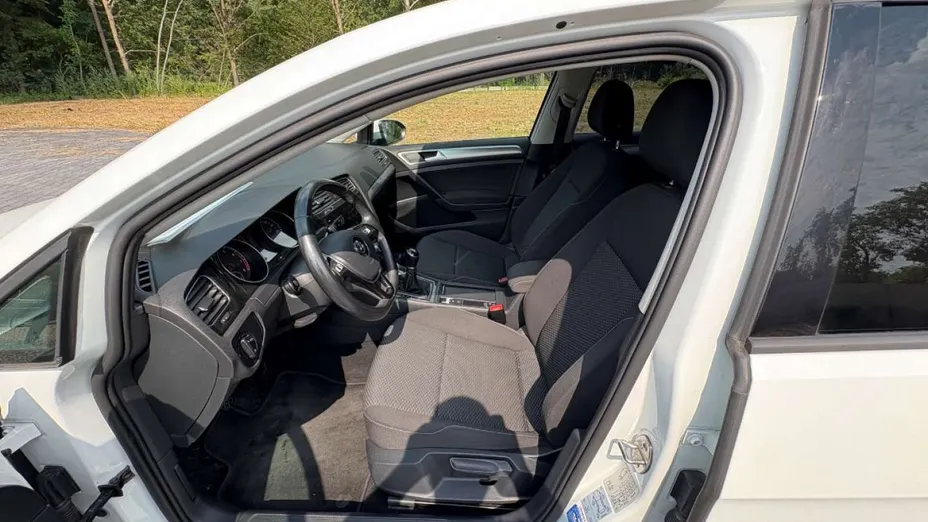 VOLKSWAGEN Golf -
