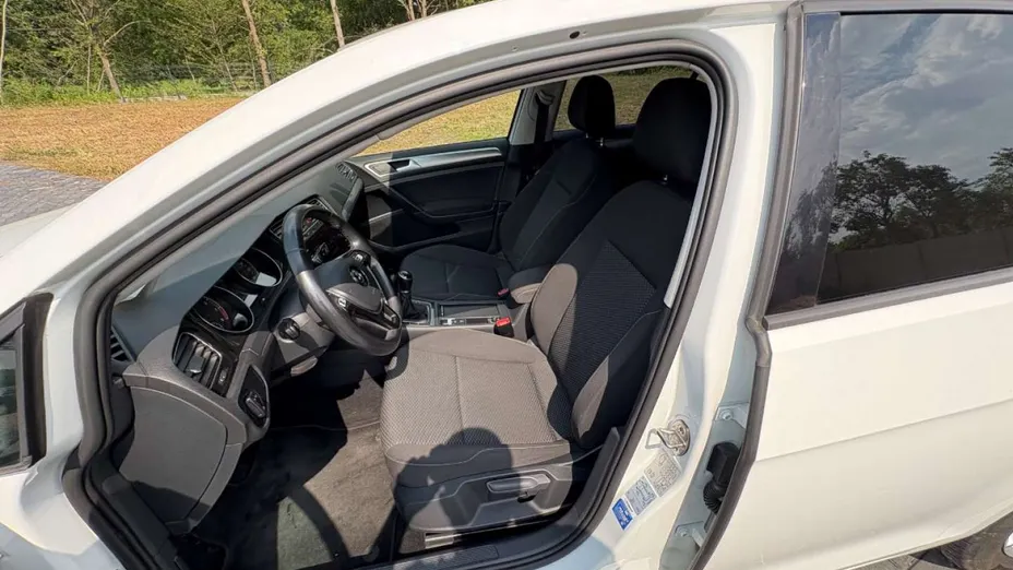 VOLKSWAGEN Golf -