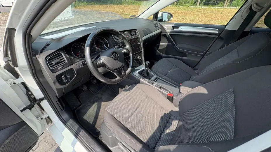 VOLKSWAGEN Golf -