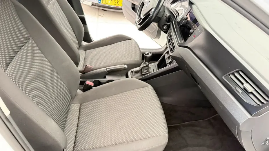 VOLKSWAGEN Polo -