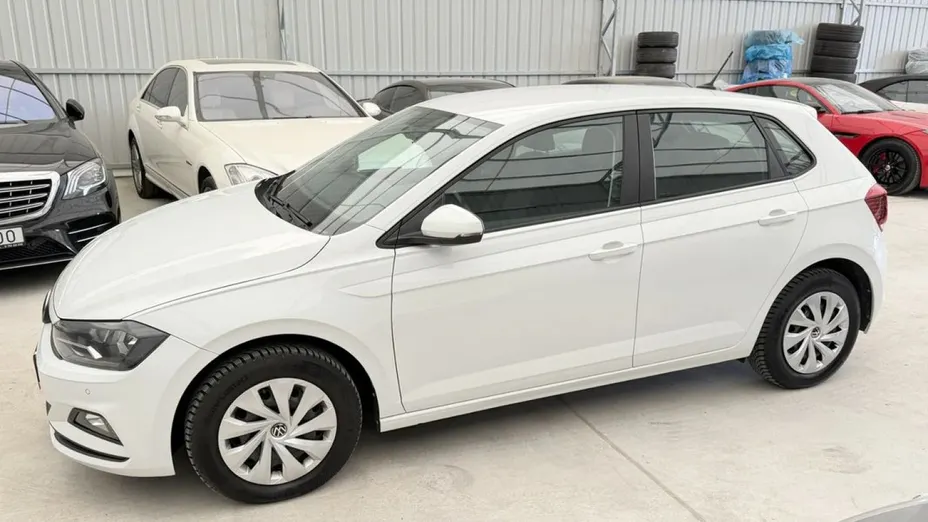 VOLKSWAGEN Polo -