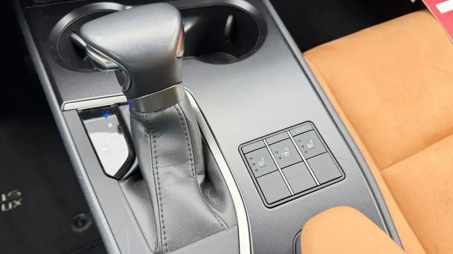 LEXUS UX -