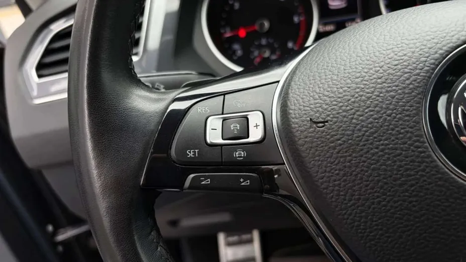 VOLKSWAGEN Tiguan -