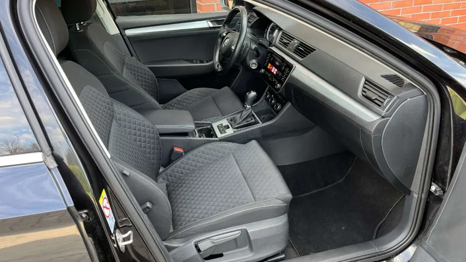 SKODA Superb -