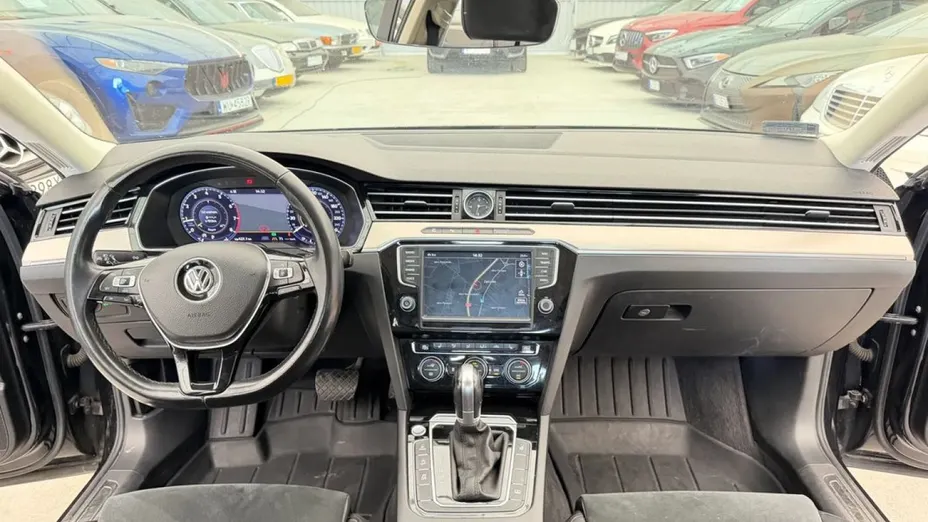 VOLKSWAGEN Passat -