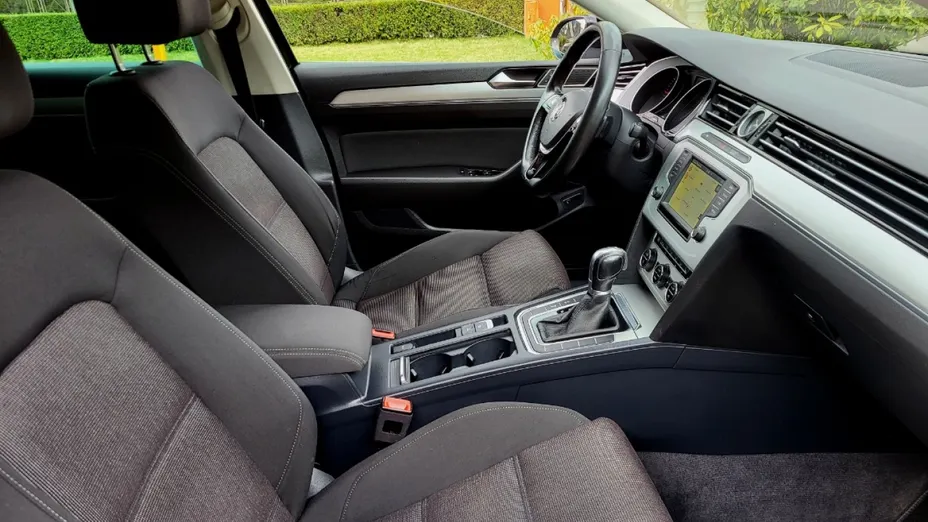 VOLKSWAGEN Passat -