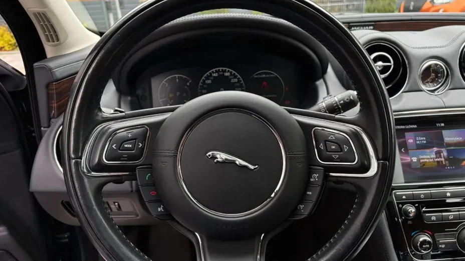 JAGUAR XJ -