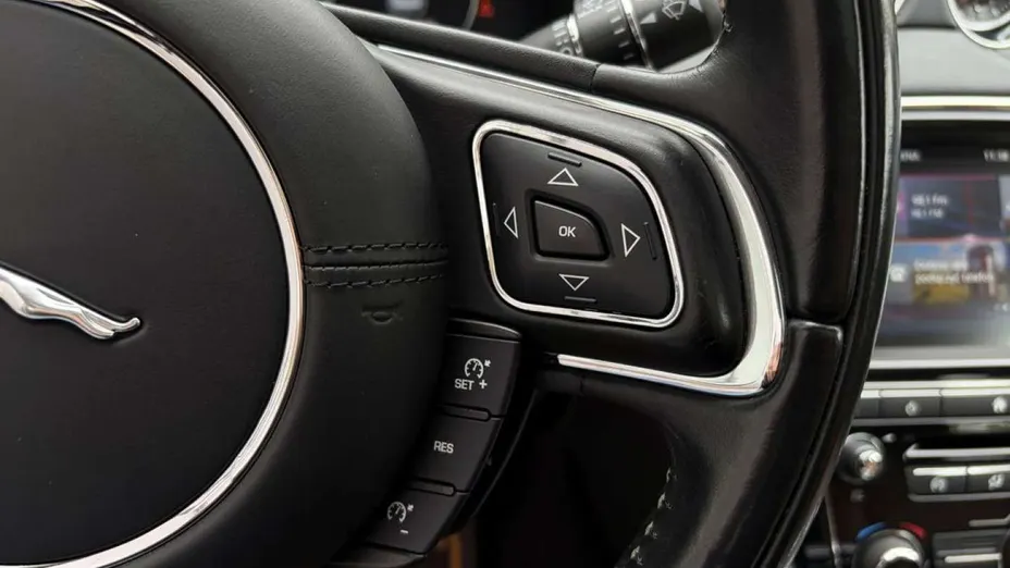 JAGUAR XJ -