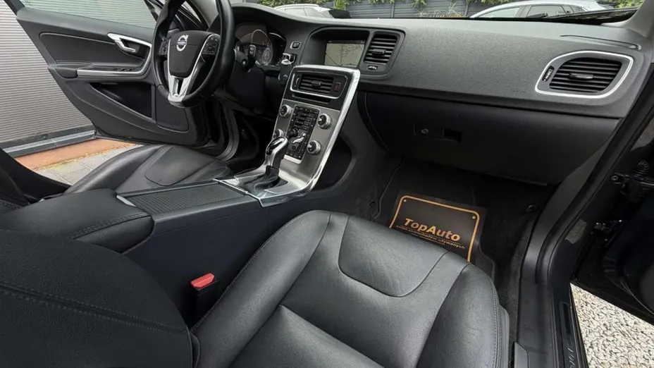VOLVO V60 -