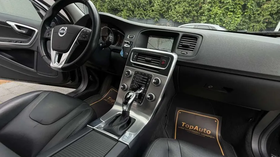 VOLVO V60 -